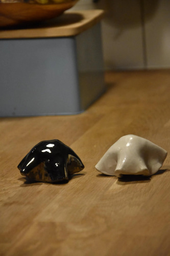 Ceramiczna miniaturowa figurka ducha - ręcznie robiona biała i chromowana dekoracja duch