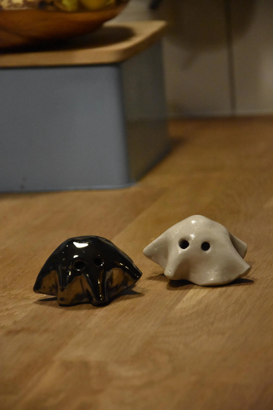 Ceramiczna miniaturowa figurka ducha - ręcznie robiona biała i chromowana dekoracja duch