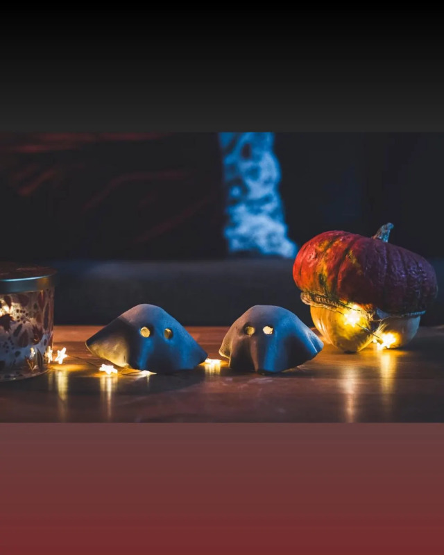 Ceramiczna miniaturowa figurka ducha - ręcznie robiona biała i chromowana dekoracja duch