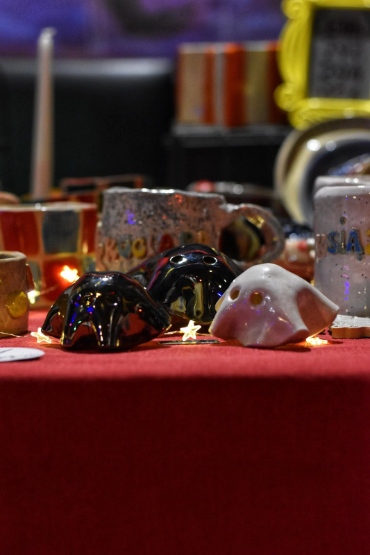 Ceramiczna miniaturowa figurka ducha - ręcznie robiona biała i chromowana dekoracja duch