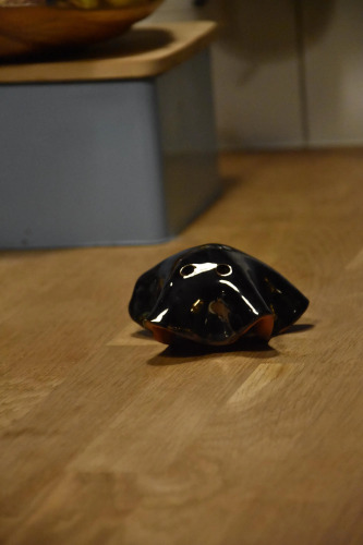 Ceramiczna figurka ducha - chromowane wykończenie z pomarańczowym akcentem, nowoczesny wystrój na Halloween