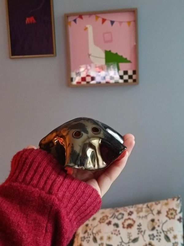 Ceramiczna figurka ducha - chromowane wykończenie z pomarańczowym akcentem, nowoczesny wystrój na Halloween