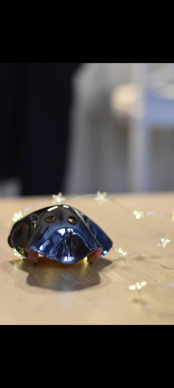 Ceramiczna figurka ducha - chromowane wykończenie z pomarańczowym akcentem, nowoczesny wystrój na Halloween