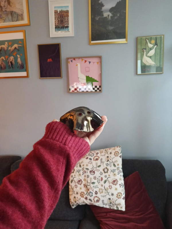 Ceramiczna figurka ducha - chromowane wykończenie z pomarańczowym akcentem, nowoczesny wystrój na Halloween