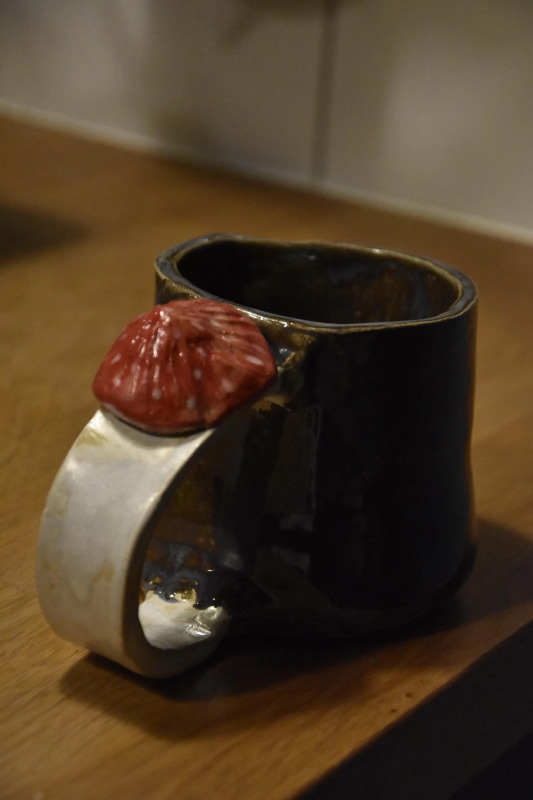 Ceramiczny kubek z uchwytem grzyba