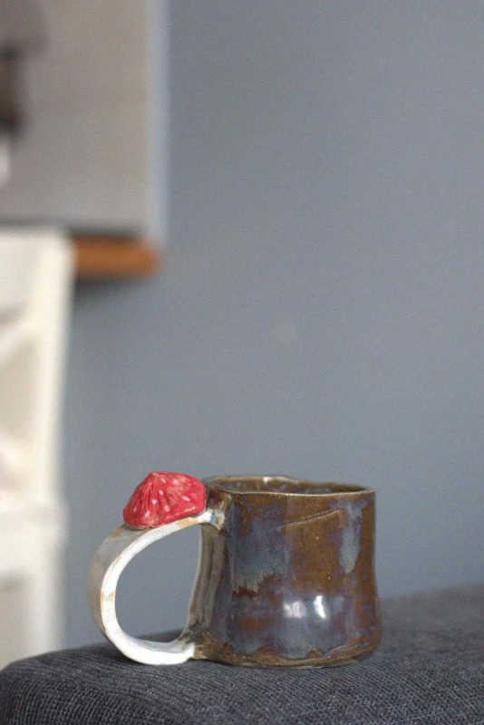 Ceramiczny kubek z uchwytem grzyba