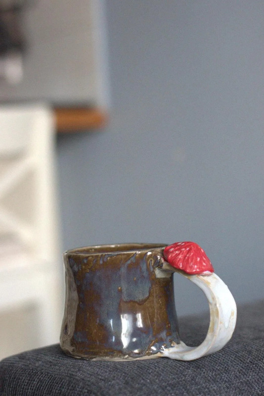 Ceramiczny kubek z uchwytem grzyba