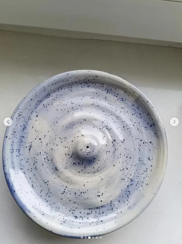 Ceramiczny talerz na kadzidło w kropki