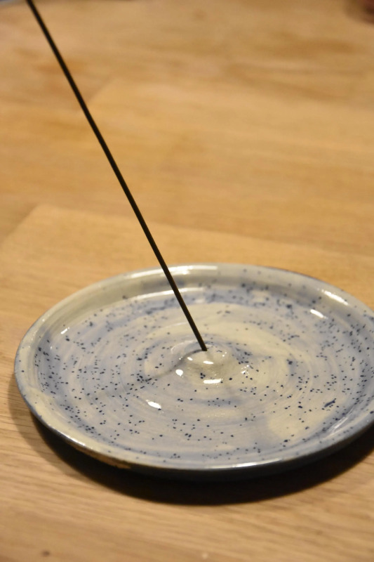 Ceramiczny talerz na kadzidło w kropki