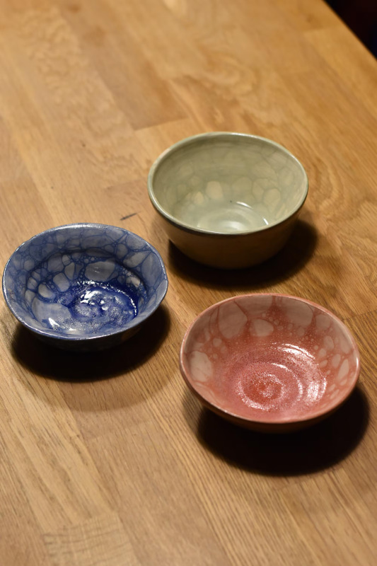 Pistacjowo-zielona ceramiczna miska - ręcznie robiona miska z malowanymi bąbelkami