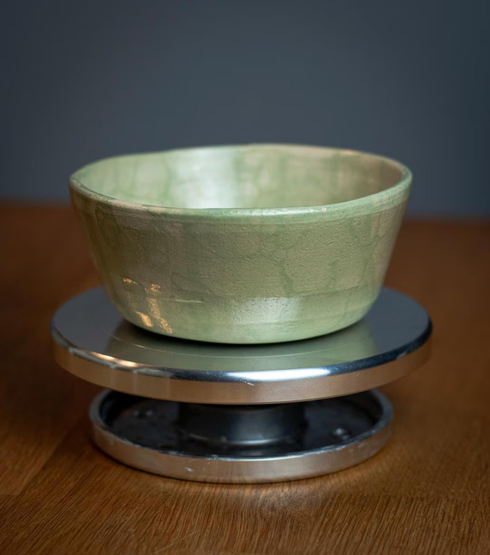 Pistacjowo-zielona ceramiczna miska - ręcznie robiona miska z malowanymi bąbelkami