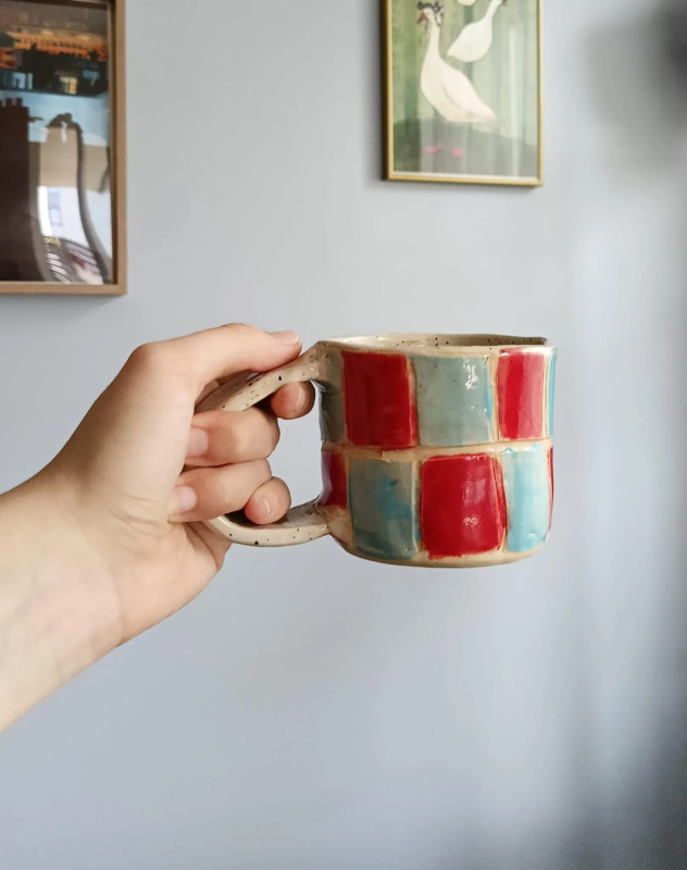 Ceramiczny ręcznie malowany kubek w kolorowe kafelki