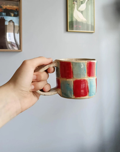 Ceramiczny ręcznie malowany kubek w kolorowe kafelki