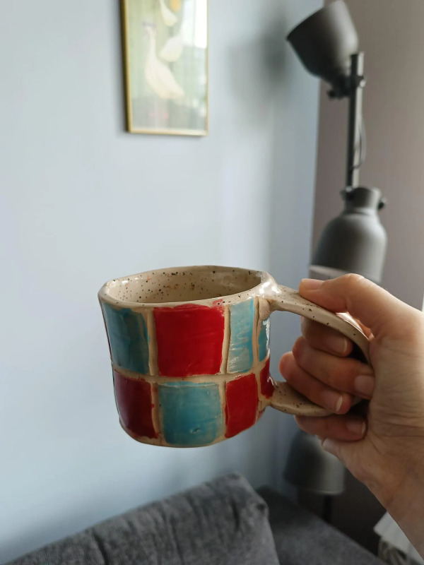 Ceramiczny ręcznie malowany kubek w kolorowe kafelki