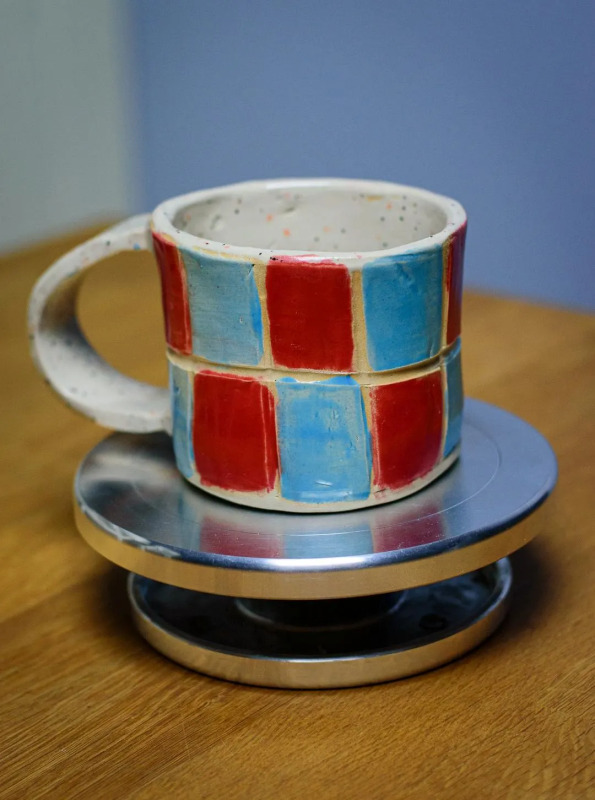 Ceramiczny ręcznie malowany kubek w kolorowe kafelki