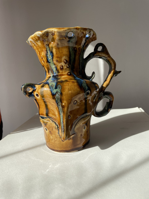 wazon ceramiczny z twarzą czorta 