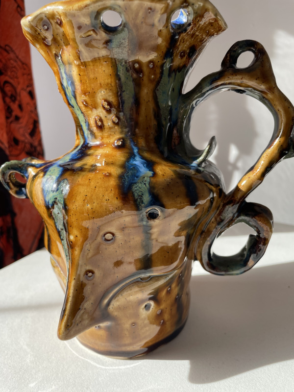 wazon ceramiczny z twarzą czorta 