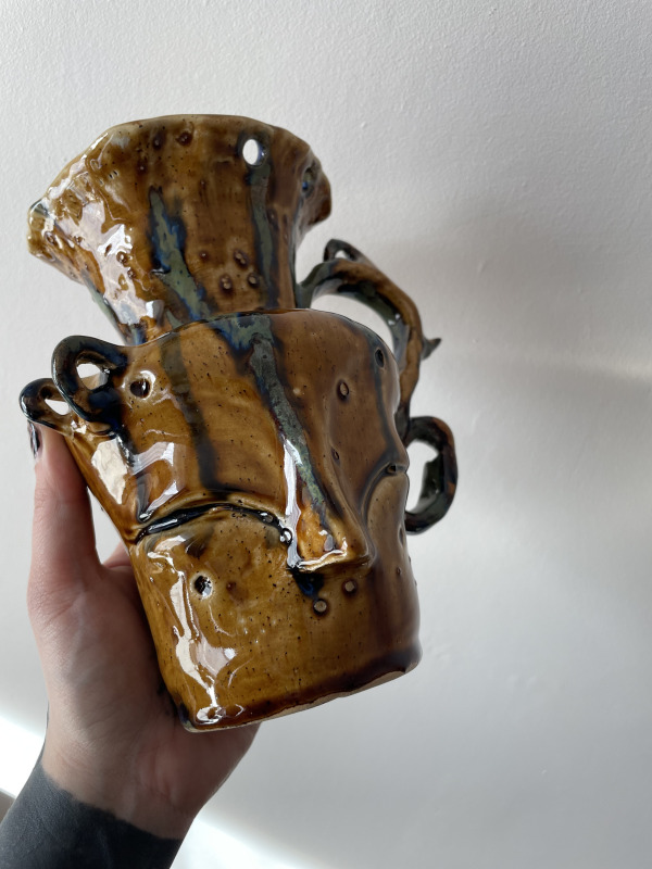 wazon ceramiczny z twarzą czorta 