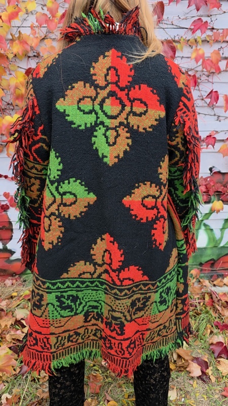 Wiosenny płaszcz 60s 70s inspired ornaments frędzle