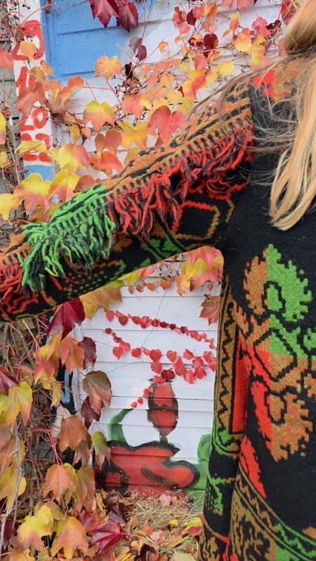 Wiosenny płaszcz 60s 70s inspired ornaments frędzle