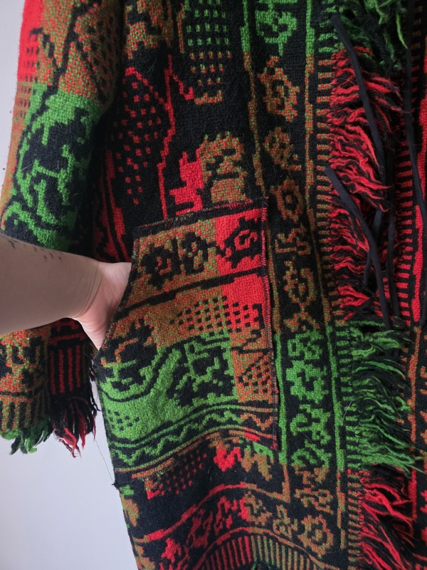 Wiosenny płaszcz 60s 70s inspired ornaments frędzle