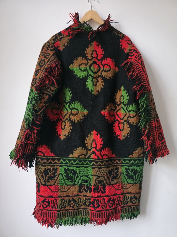 Wiosenny płaszcz 60s 70s inspired ornaments frędzle