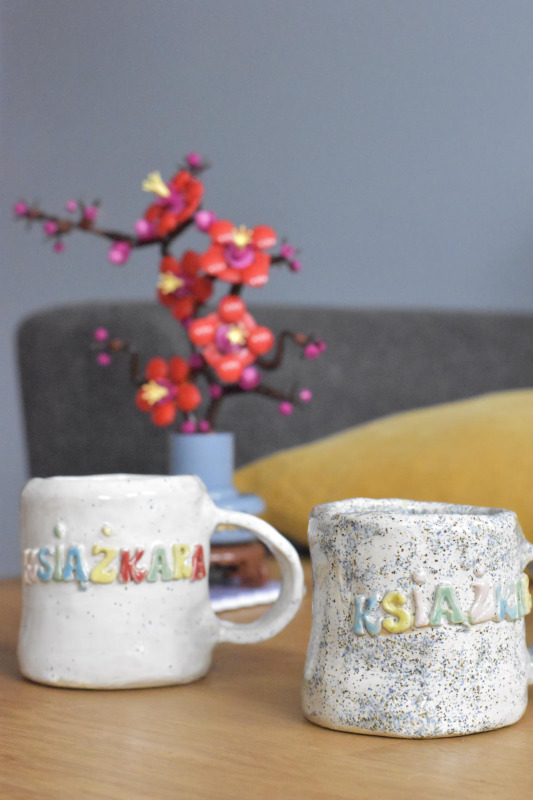 Ceramiczny kubek handmade z kolorowym napisem | psiara kociara książkara