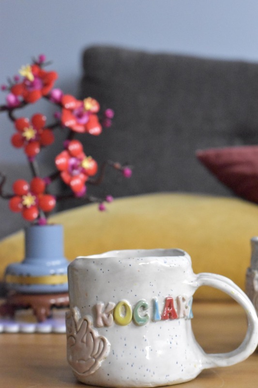 Ceramiczny kubek handmade z kolorowym napisem | psiara kociara książkara