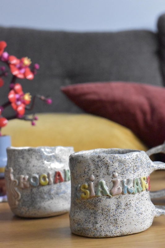 Ceramiczny kubek handmade z kolorowym napisem | psiara kociara książkara
