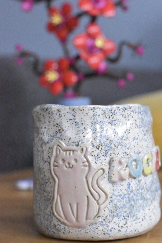 Ceramiczny kubek handmade z kolorowym napisem | psiara kociara książkara