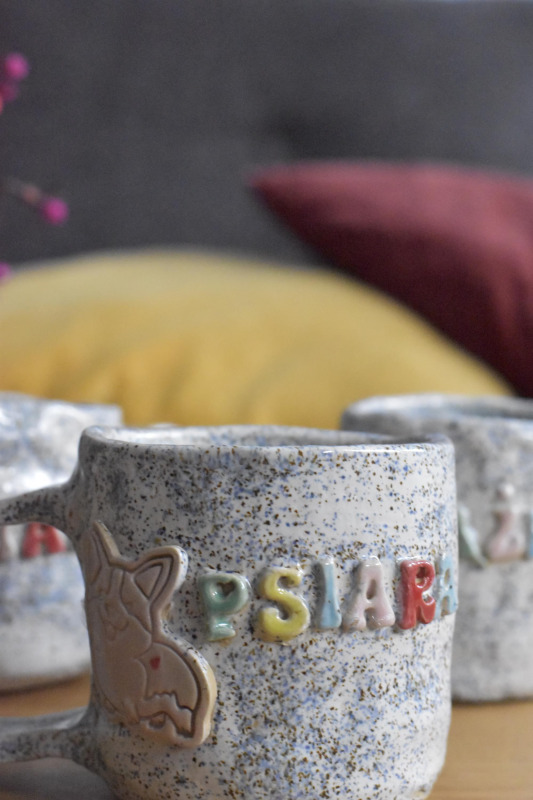 Ceramiczny kubek handmade z kolorowym napisem | psiara kociara książkara